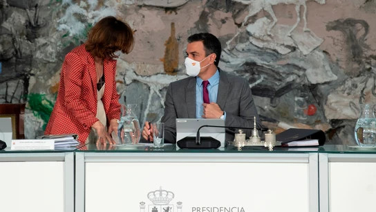 El presidente del Gobierno, Pedro Sánchez (izq), conversa con la vicepresidenta primera, Carmen Calvo, durante la reunión del Consejo de Ministros en la que se han aprobado los indultos a los políticos catalanes presos. El presidente del Gobierno, Pedro Sánchez (izq), conversa con la vicepresidenta primera, Carmen Calvo, durante la reunión del Consejo de Ministros en la que se han aprobado los indultos a los políticos catalanes presos.
