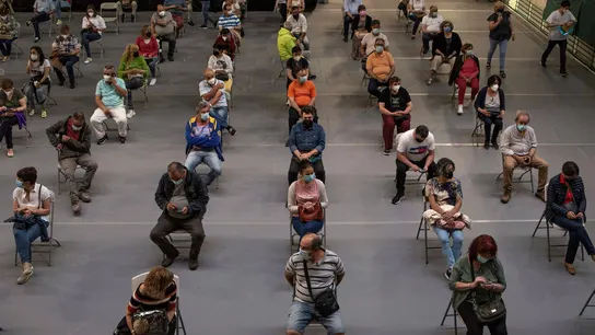 Personas esperando tras recibir la vacuna contra el coronavirus Personas esperando tras recibir la vacuna contra el coronavirus