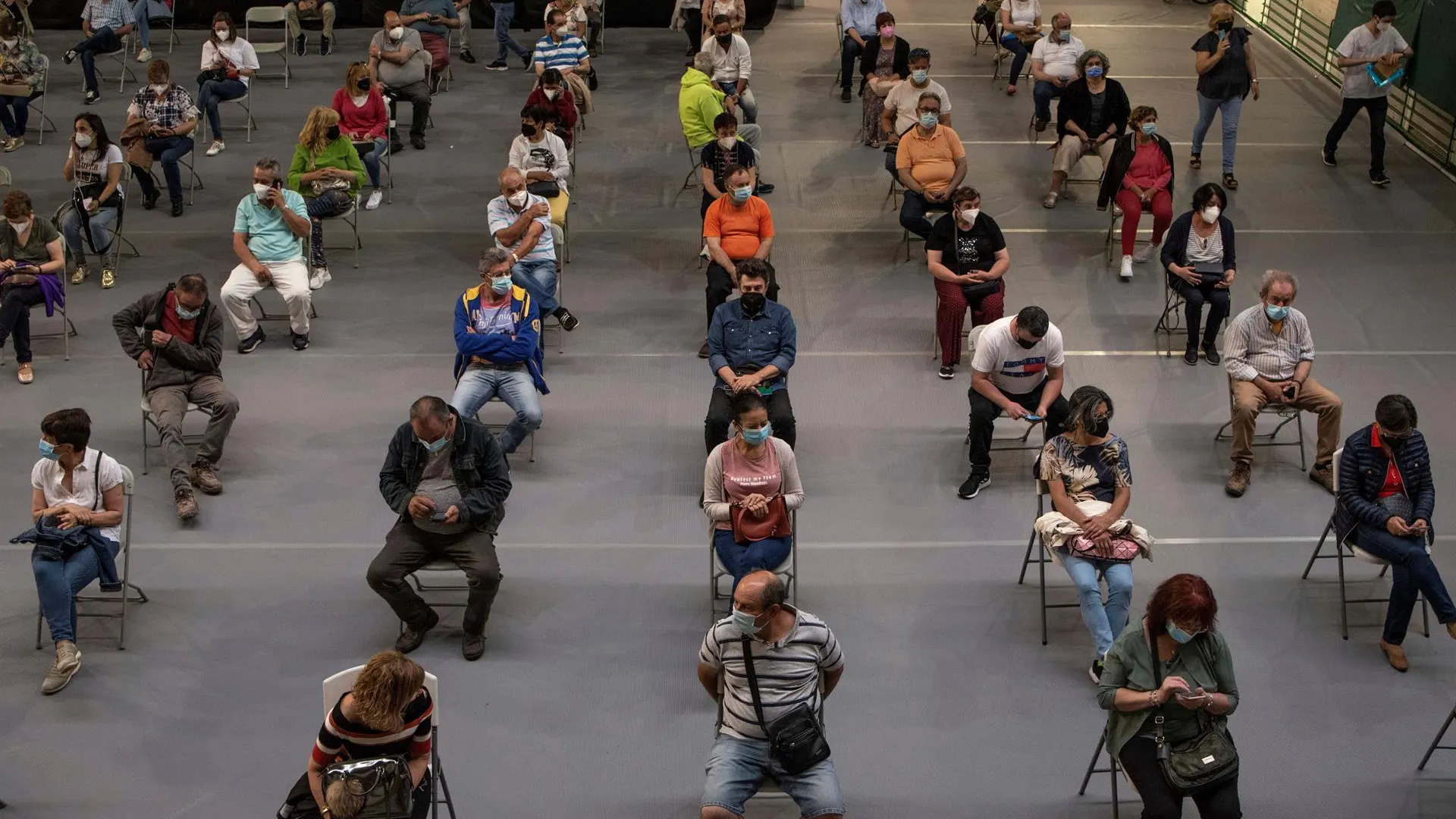 Personas esperando tras recibir la vacuna contra el coronavirus