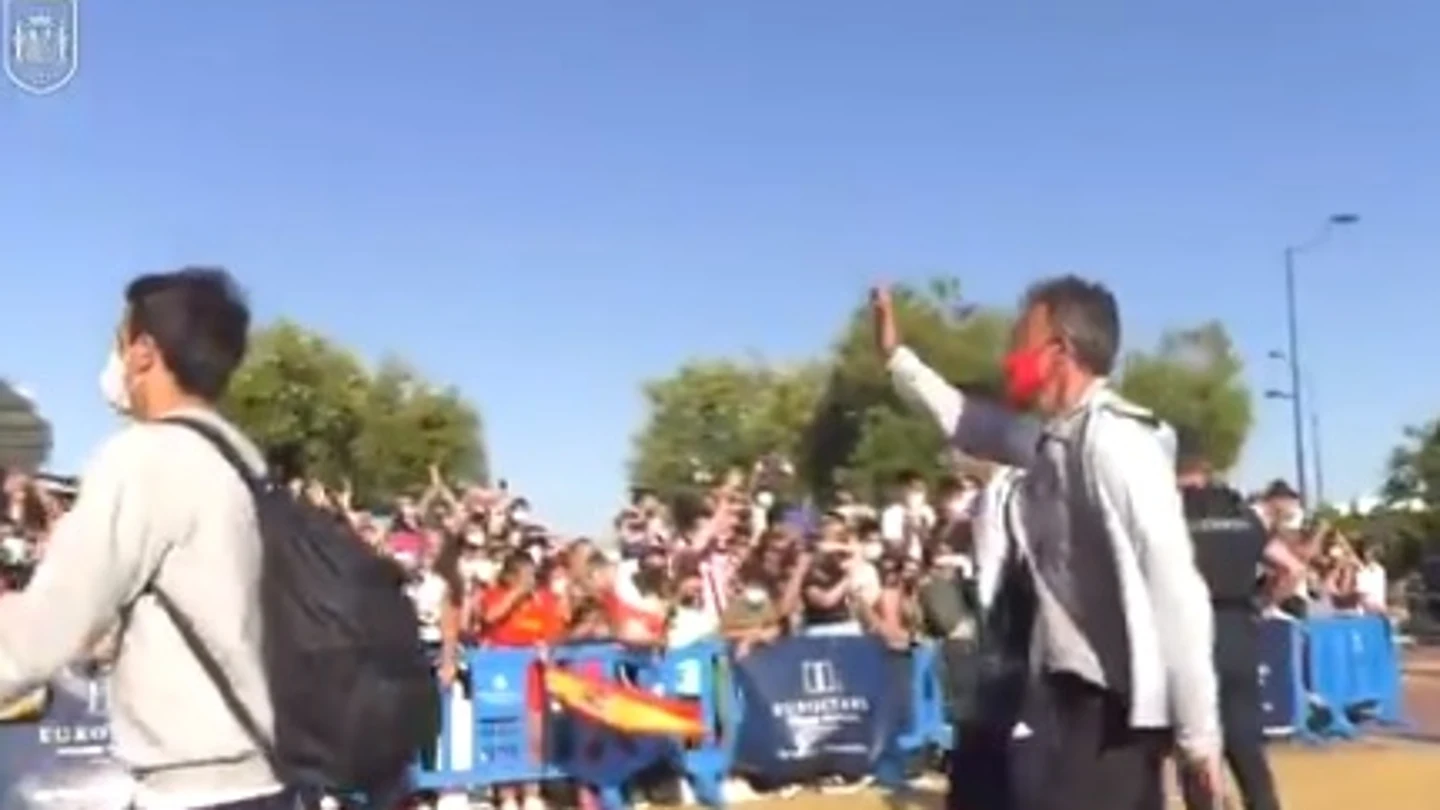Luis Enrique saluda a los aficionados a su llegada a Sevilla Luis Enrique saluda a los aficionados a su llegada a Sevilla