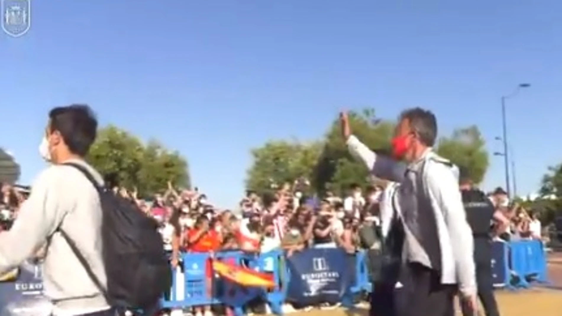 Luis Enrique saluda a los aficionados a su llegada a Sevilla