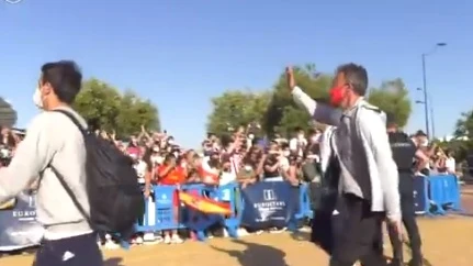 Luis Enrique saluda a los aficionados a su llegada a Sevilla