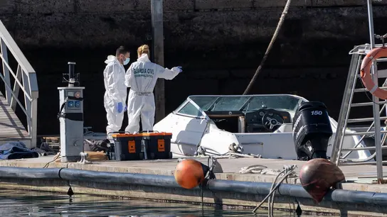 La Policía Científica analiza una embarcación en la base de la Guardia Civil de la dársena pesquera de Santa Cruz de Tenerife, propiedad de Tomás Gimeno La Policía Científica analiza una embarcación en la base de la Guardia Civil de la dársena pesquera de Santa Cruz de Tenerife, propiedad al parecer del hombre desaparecido con sus dos hijas y que fue hallada en alta mar sin sus ocupantes.