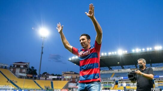  Gianluigi Buffon en su presentaci&oacute;n como nuevo jugador del Parma
