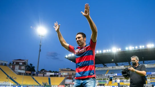 Gianluigi Buffon en su presentación como nuevo jugador del Parma Gianluigi Buffon en su presentación como nuevo jugador del Parma