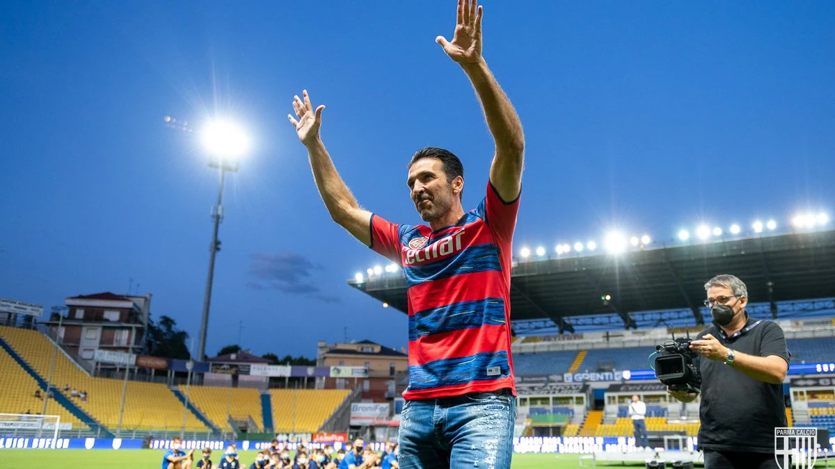  Gianluigi Buffon en su presentación como nuevo jugador del Parma