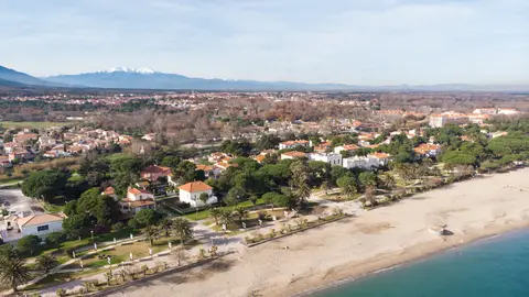 Panorámica de Argelès-sur-Mer desde la playa. Panorámica de Argelès-sur-Mer desde la playa.