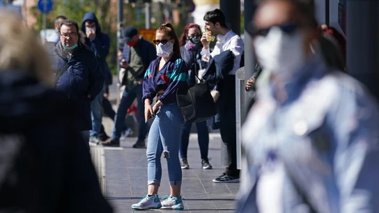Gente caminando por la calle con mascarillas. Gente caminando por la calle con mascarillas