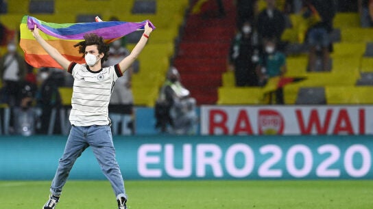 Un hombre salta con la bandera arcoiris durante el Alemania - Hungr&iacute;a 