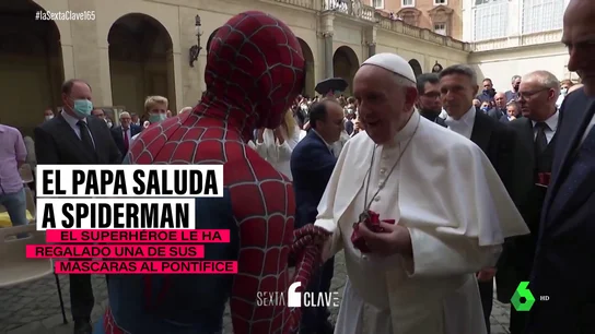 Qué hay tras la insólita imagen de Spiderman saludando al Papa Francisco Qué hay tras la insólita imagen de Spiderman saludando al Papa Francisco
