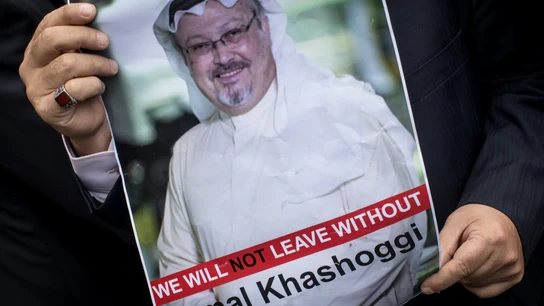 Un hombre sostiene un cartel del periodista saudí Jamal Khashoggi durante una protesta organizada por miembros de la Asociación de Medios de Comunicación Turco-Árabes Jamal