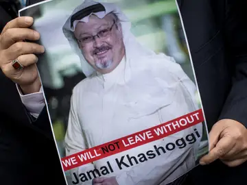 Un hombre sostiene un cartel del periodista saudí Jamal Khashoggi durante una protesta organizada por miembros de la Asociación de Medios de Comunicación Turco-Árabes