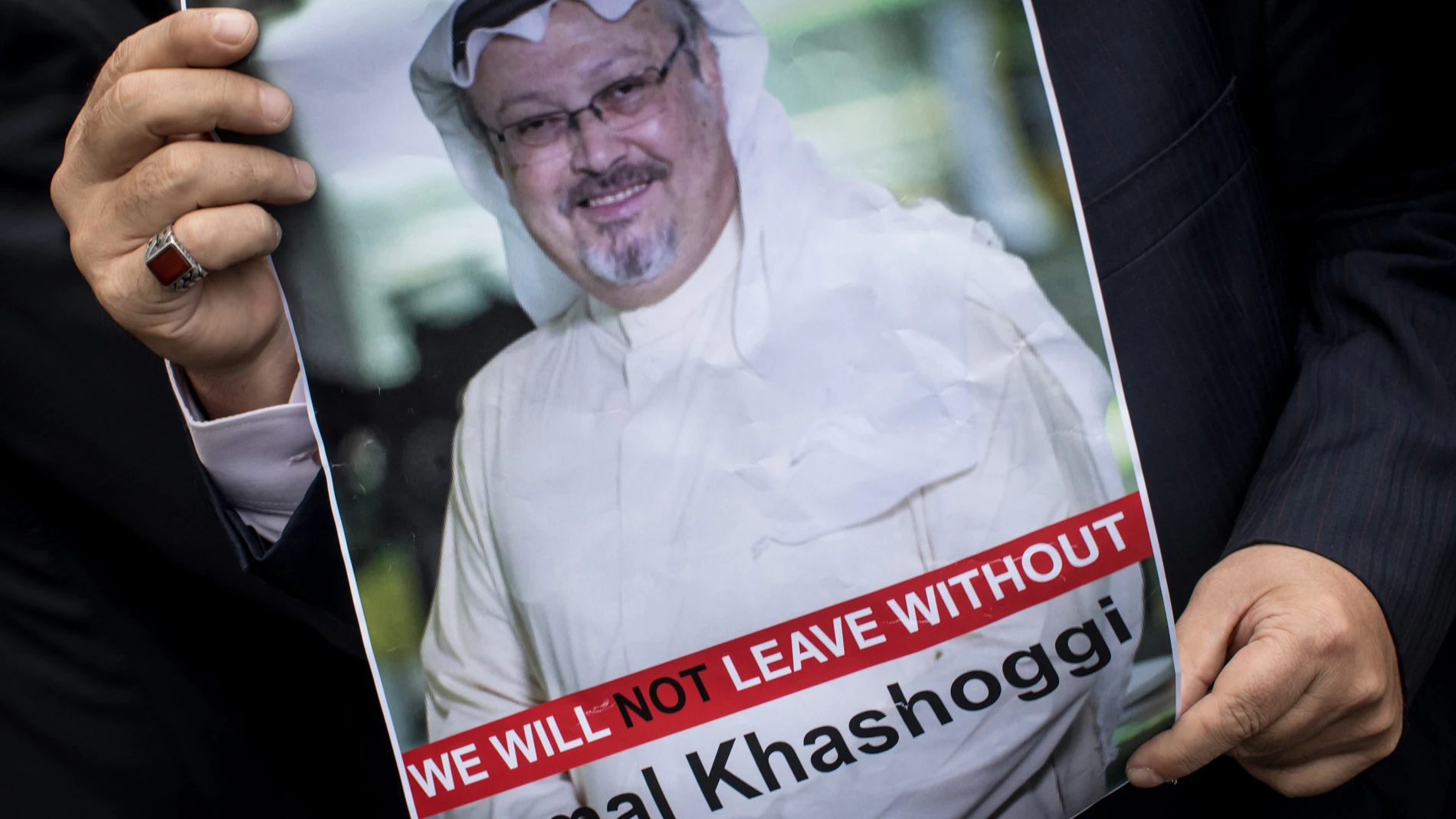 Un hombre sostiene un cartel del periodista saudí Jamal Khashoggi durante una protesta organizada por miembros de la Asociación de Medios de Comunicación Turco-Árabes