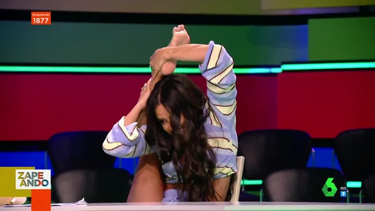 La espectacular flexibilidad de Cristina Pedroche en directo: "Me sobra el hombro" La espectacular flexibilidad de Cristina Pedroche en directo: "Me sobra el hombro"