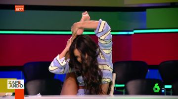 La espectacular flexibilidad de Cristina Pedroche en directo: "Me sobra el hombro"