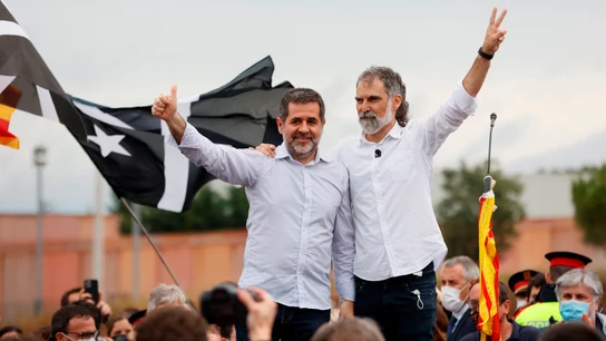 Abrazo y saludo de Jordi Sànchez (izq.) y Jordi Cuixart (der.) ante un grupo de personas a las puertas de Lledoners Abrazo y saludo de Jordi Sànchez (izq.) y Jordi Cuixart (der.) ante un grupo de personas a las puertas de Lledoners