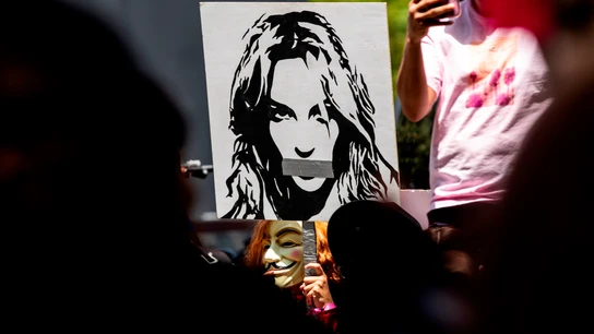 Imagen de una pancarta de Britney Spears a las afueras del juzgado, donde se han manifestado decenas de personas Britney