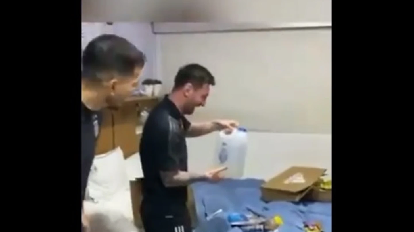 Leo Messi abre los regalos de sus compañeros en Argentina Leo Messi abre los regalos de sus compañeros en Argentina