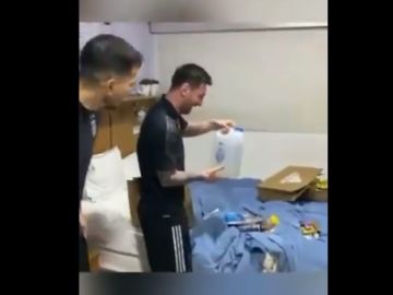 Leo Messi abre los regalos de sus compañeros en Argentina Leo Messi abre los regalos de sus compañeros en Argentina