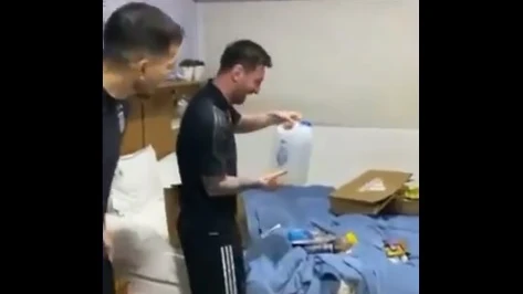 Leo Messi abre los regalos de sus compañeros en Argentina