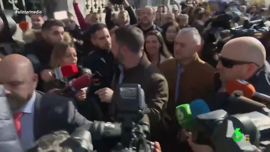 Tensión máxima cuando Andrea Ropero intenta preguntar a Abascal: "¡No me empuje!" Tensión máxima cuando Andrea Ropero intenta preguntar a Abascal: "¡No me empuje!"