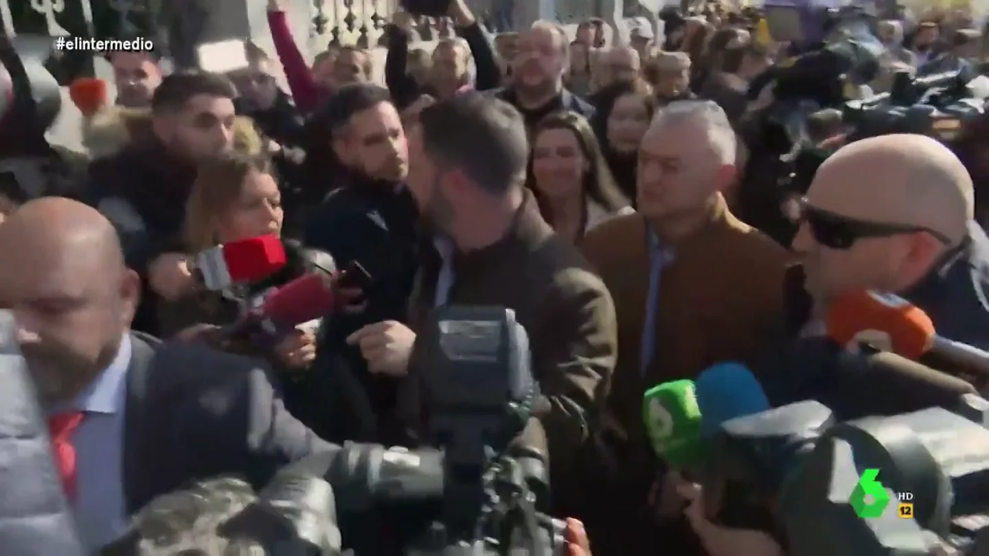 Tensión máxima cuando Andrea Ropero intenta preguntar a Abascal: "¡No me empuje!" Tensión máxima cuando Andrea Ropero intenta preguntar a Abascal: "¡No me empuje!"