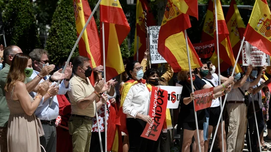 Un grupo de personas se concentra en las inmediaciones del Tribunal Supremo apoyando la querella contra el Consejo de Ministros por la aprobación de los indultos Indultos