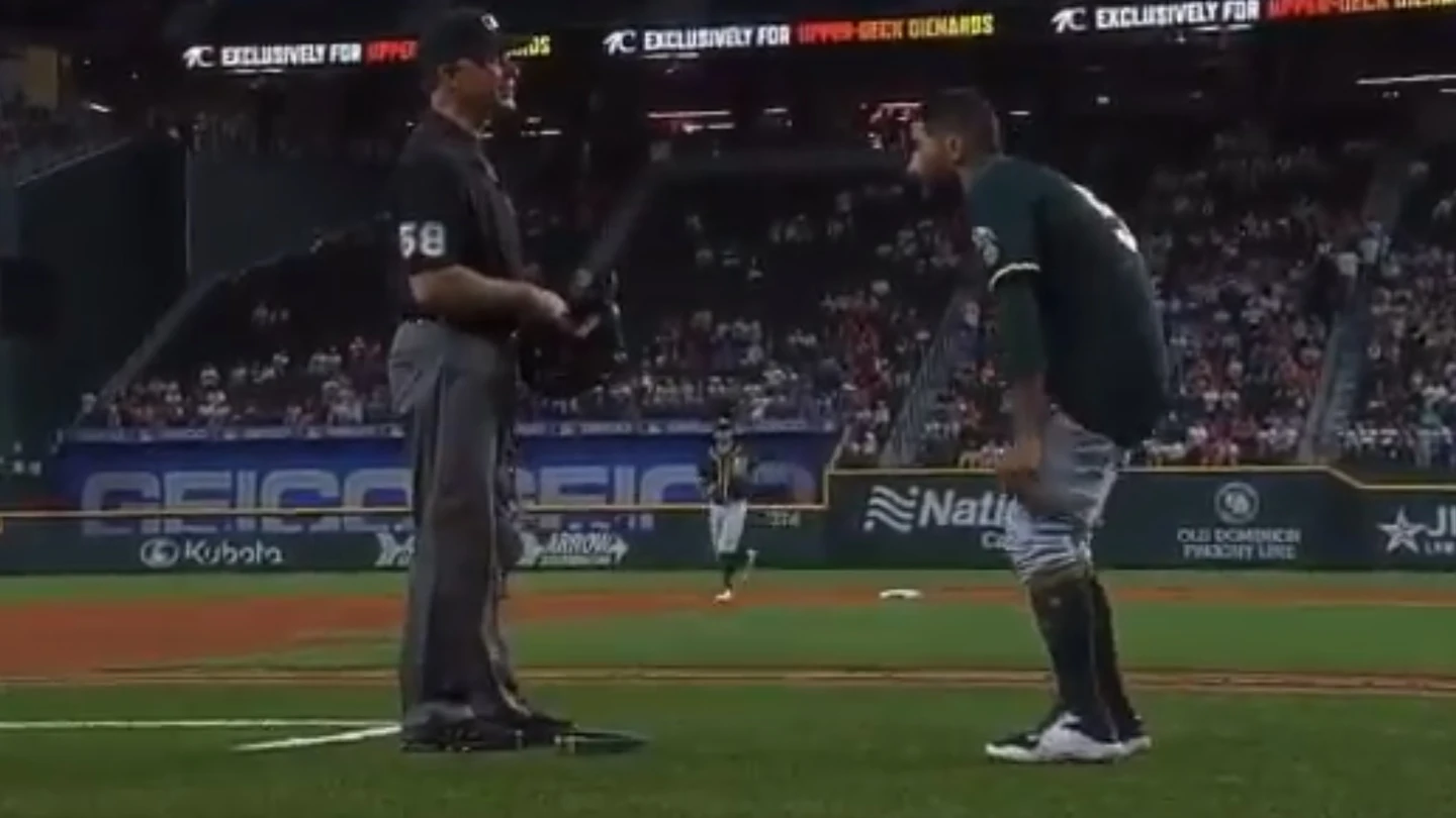 Un jugador de béisbol se baja los pantalones frente al árbitro tras ser acusado de portar sustancias prohibidas Un jugador de béisbol se baja los pantalones frente al árbitro tras ser acusado de portar sustancias prohibidas