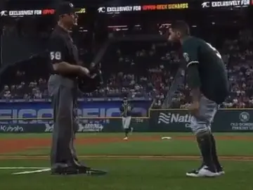 Un jugador de béisbol se baja los pantalones frente al árbitro tras ser acusado de portar sustancias prohibidas