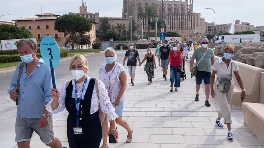 Pasajeros a su llegada al puerto de Palma de Mallorca Pasajeros a su llegada al puerto de Palma de Mallorca