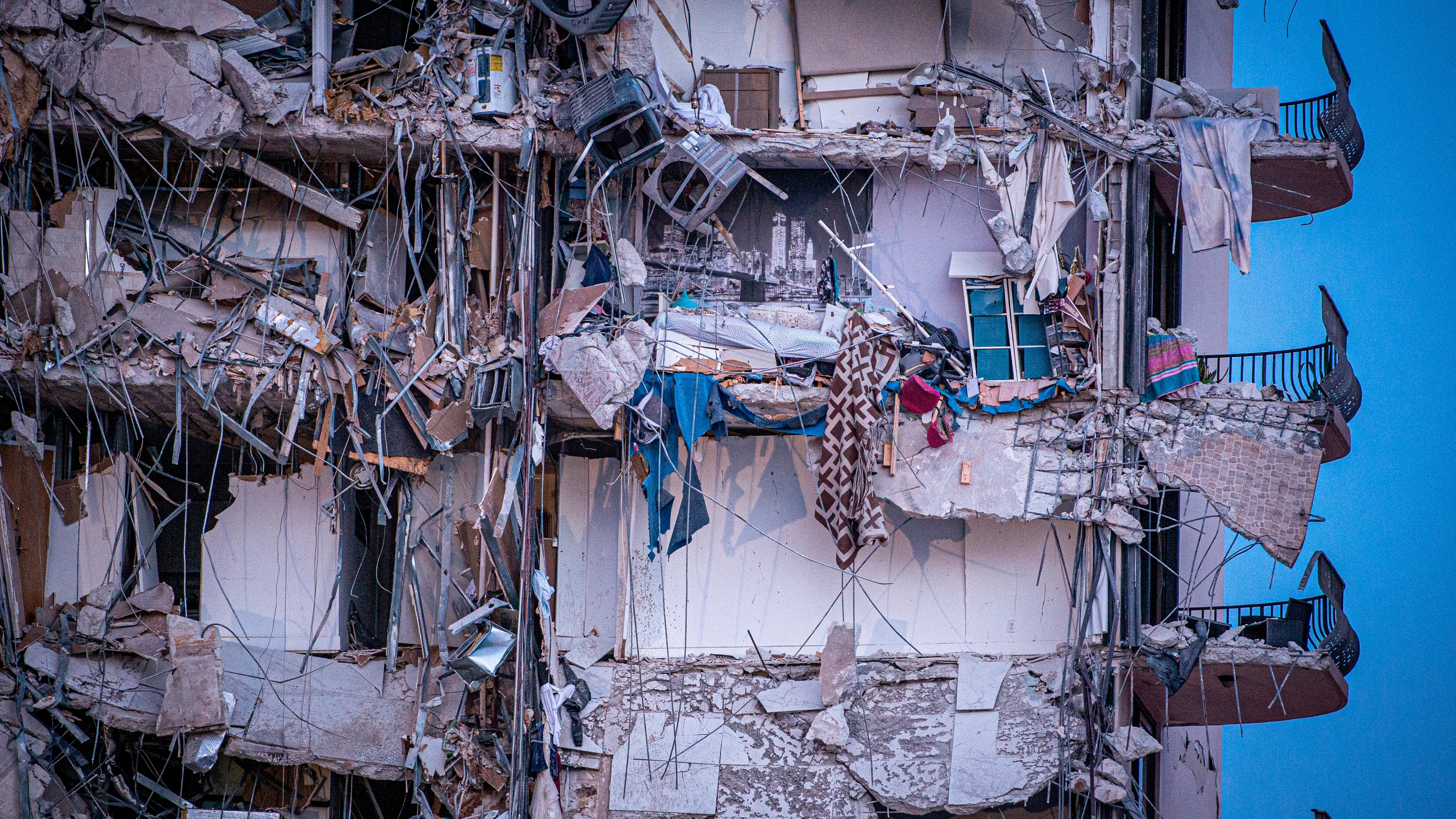 Vista exterior del edificio de 12 pisos derrumbado en Miami