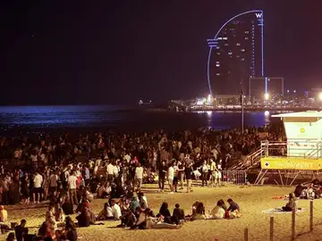 Cientos de personas celebran en la playa de la Barceloneta la noche de San Juan