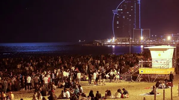 Cientos de personas celebran en la playa de la Barceloneta la noche de San Juan