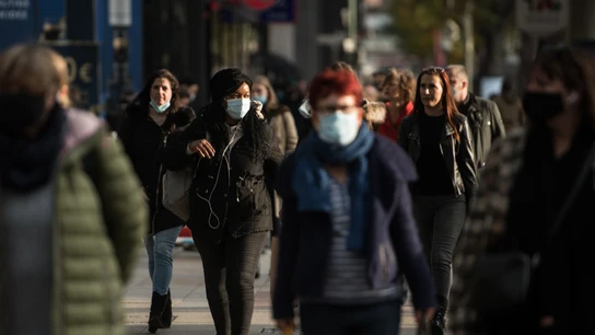 Gente con mascarillas en la calle Gente con mascarillas en la calle