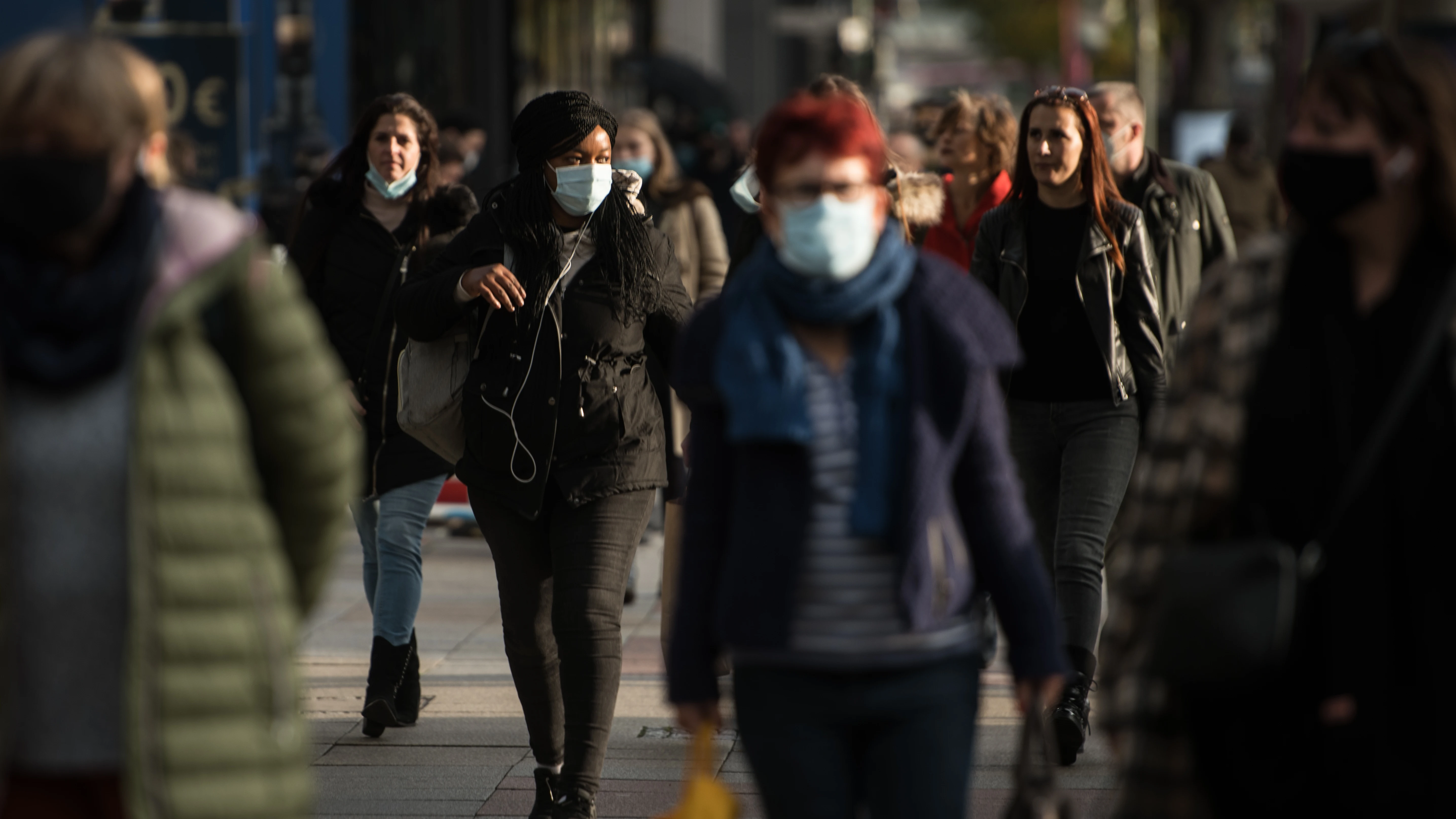 Gente con mascarillas en la calle