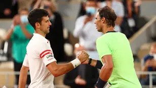 Novak Djokovic saluda a Rafa Nadal tras la victoria en semifinales en Roland Garros