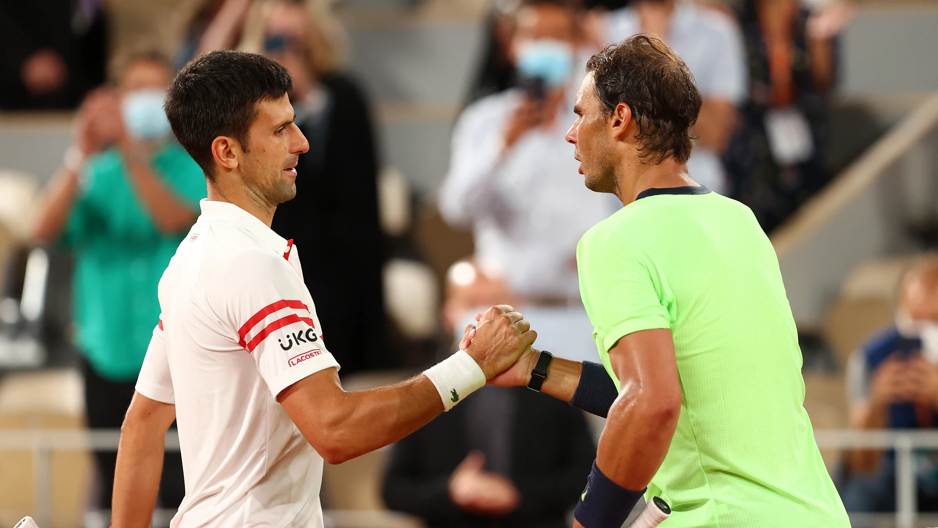 Novak Djokovic saluda a Rafa Nadal tras la victoria en semifinales en Roland Garros