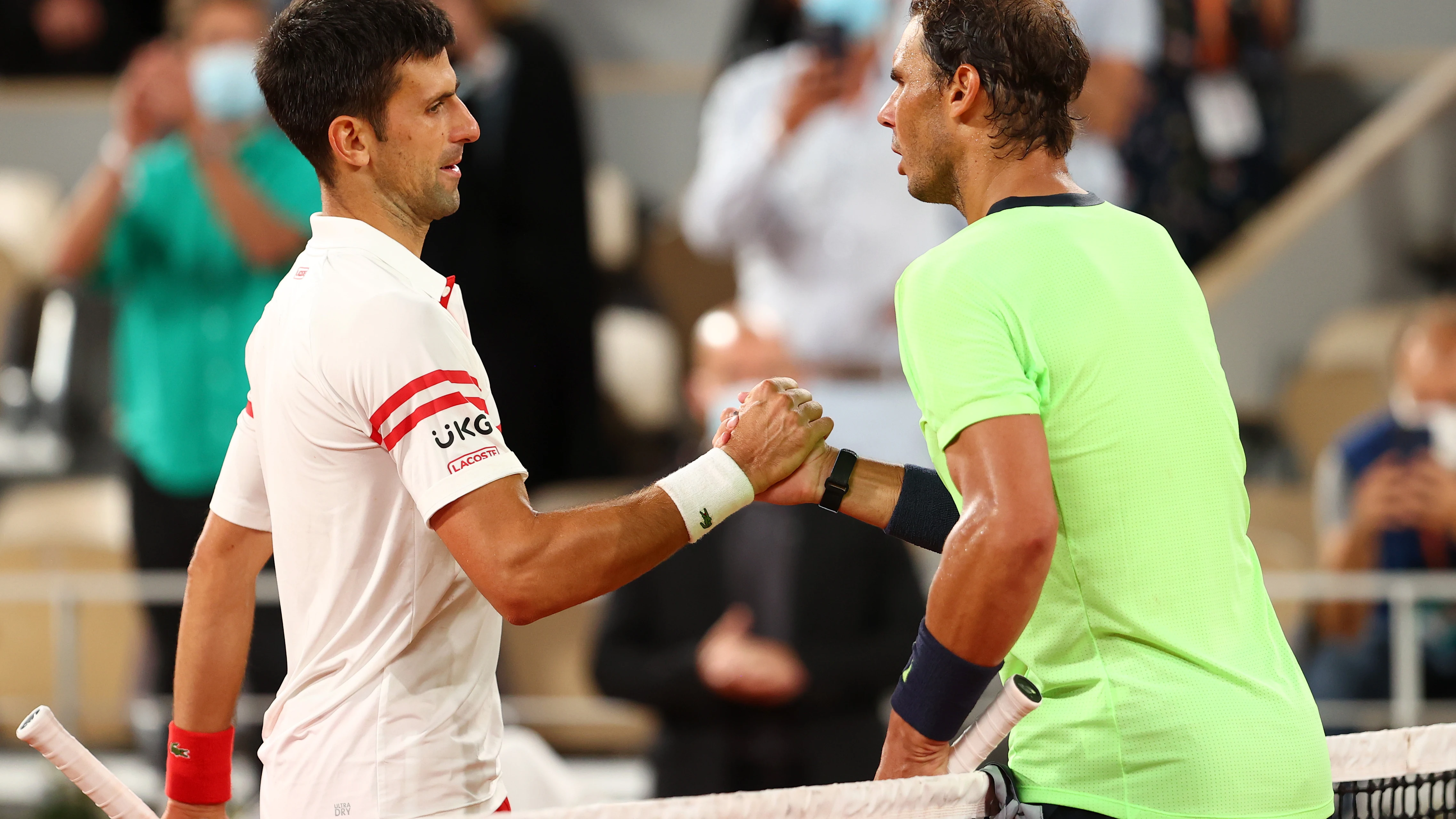 Novak Djokovic saluda a Rafa Nadal tras la victoria en semifinales en Roland Garros