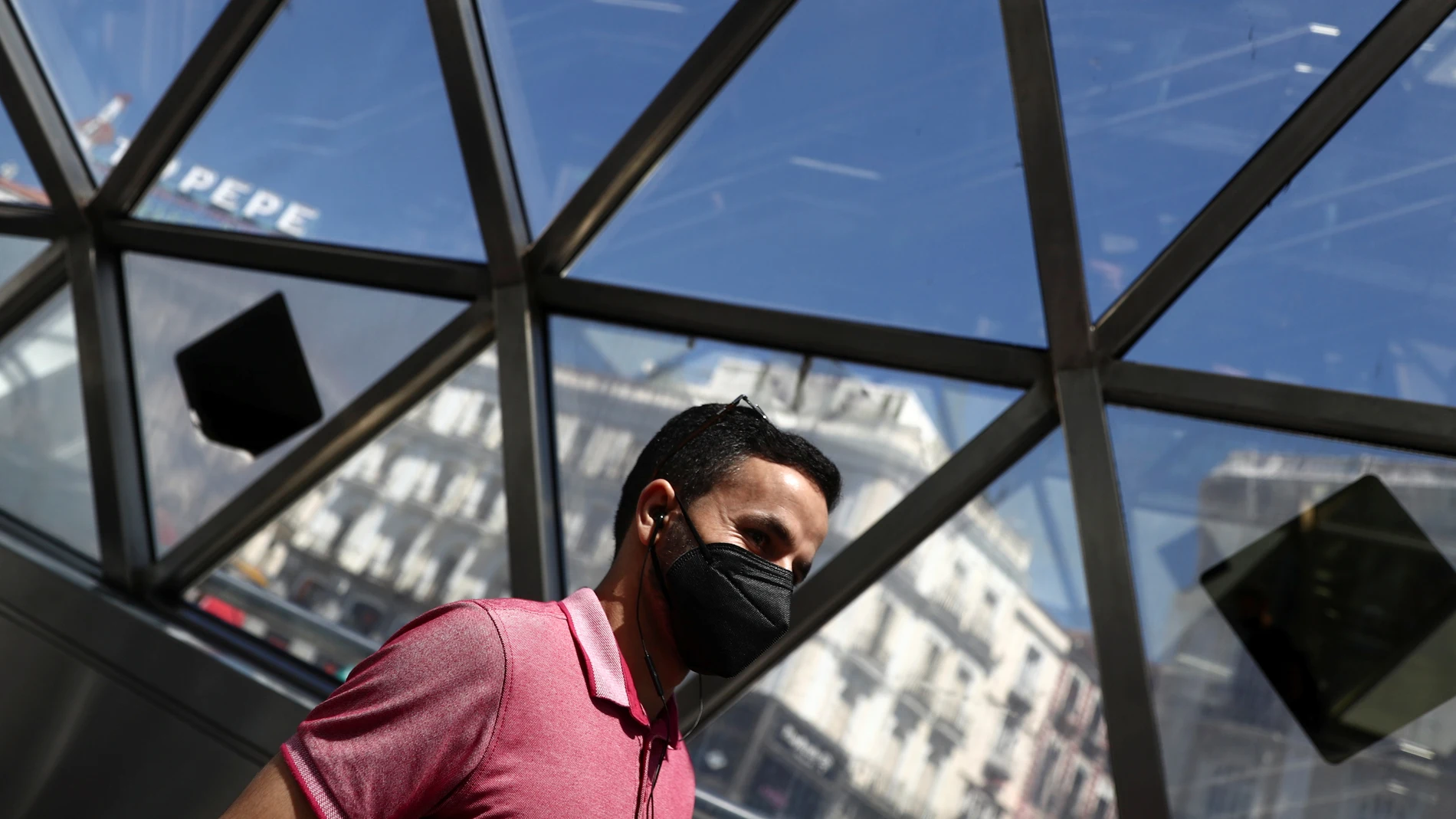 Un hombre con una mascarilla camina por la estación de Sol de Madrid