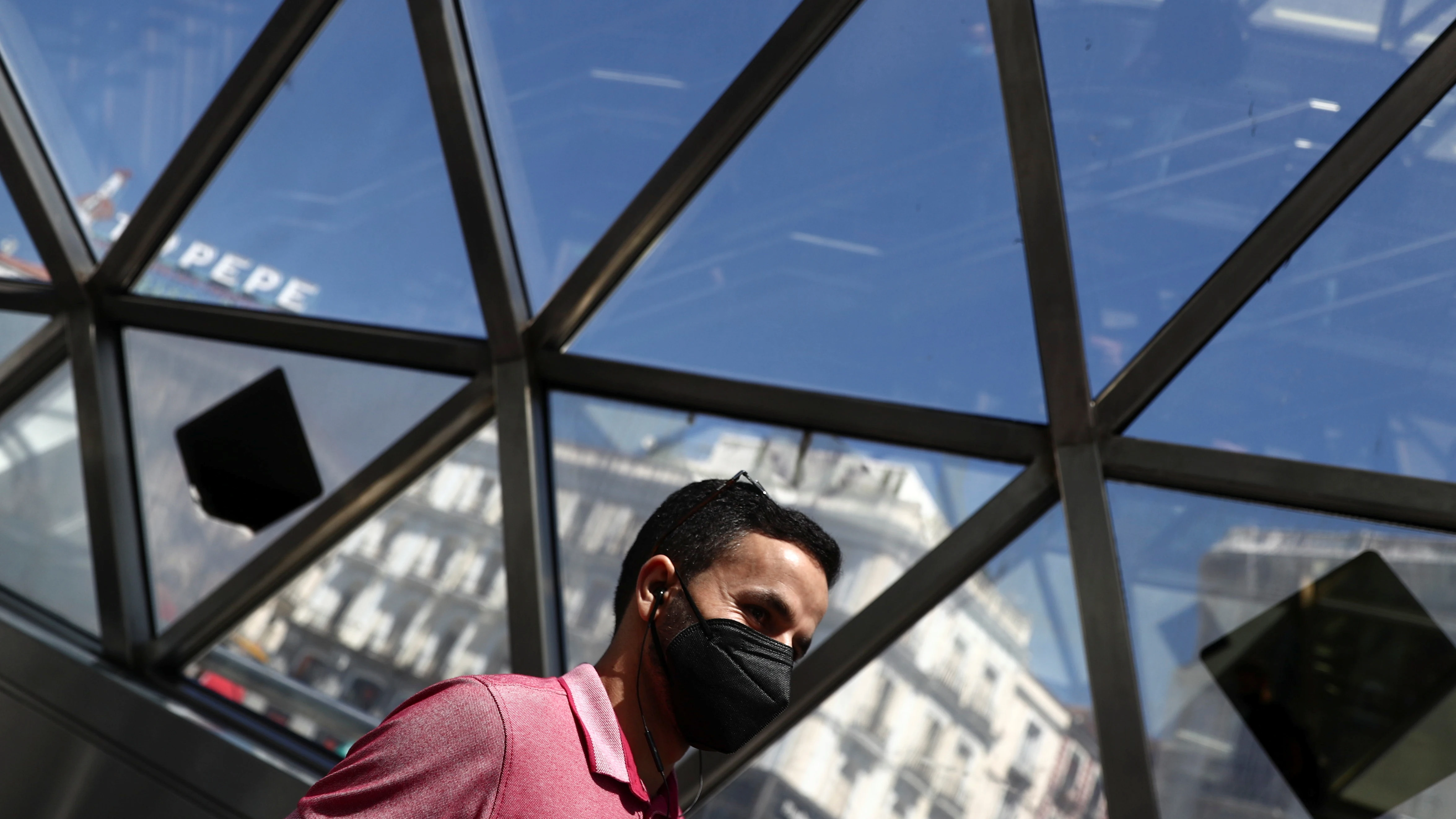 Un hombre con una mascarilla camina por la estación de Sol de Madrid