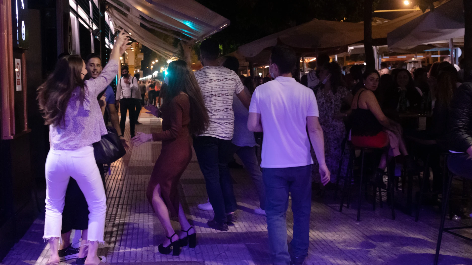 Varias personas en la terraza de un bar en Sevilla