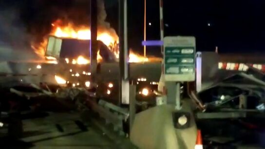 Imágenes del accidente en la AP-1 en Zigoitia tras el choque de un camión con otro vehículo