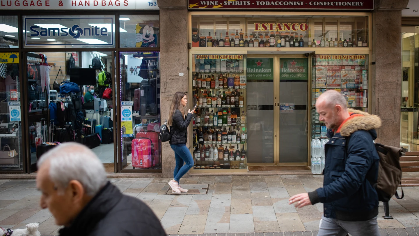 Varias personas circulan por una de las calles de Gibraltar Gibraltar
