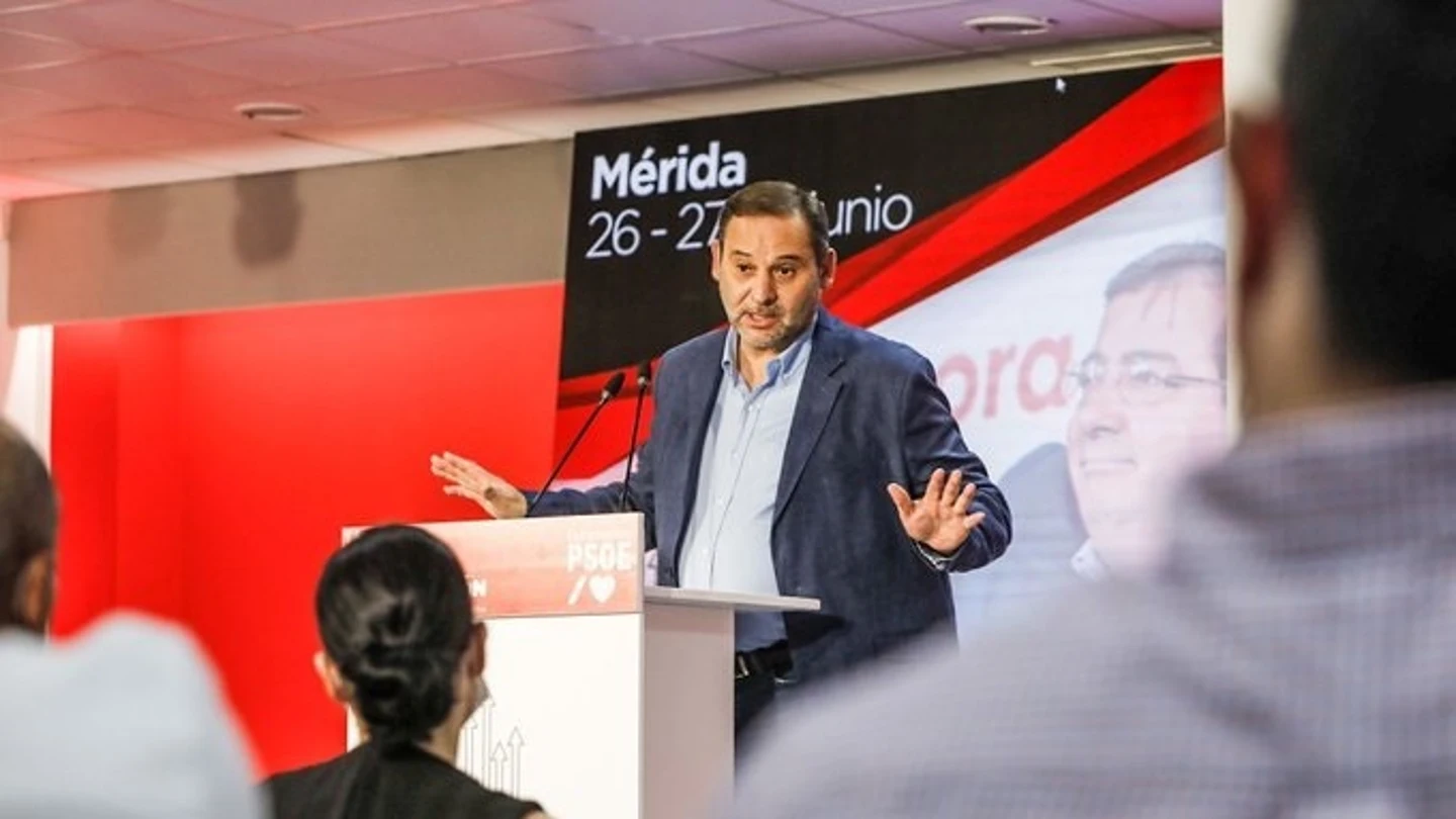 El ministro de Transportes, José Luis Ábalos, en un acto del PSOE en Mérida este sábado. El ministro de Transportes, José Luis Ábalos, en un acto del PSOE en Mérida este sábado.