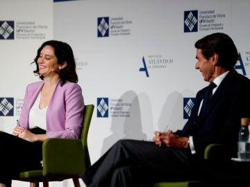Isabel Díaz Ayuso y José María Aznar, sonrientes durante su encuentro