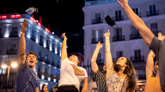 Varios madrileños lanzan las mascarillas al aire después de la entrada en vigor de su exención en el exterior. Varios madrileños lanzan las mascarillas al aire después de la entrada en vigor de su exención en el exterior.