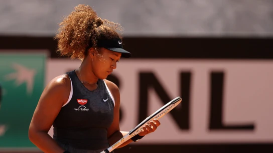 Naomi Osaka mira a su raqueta Naomi Osaka mira a su raqueta