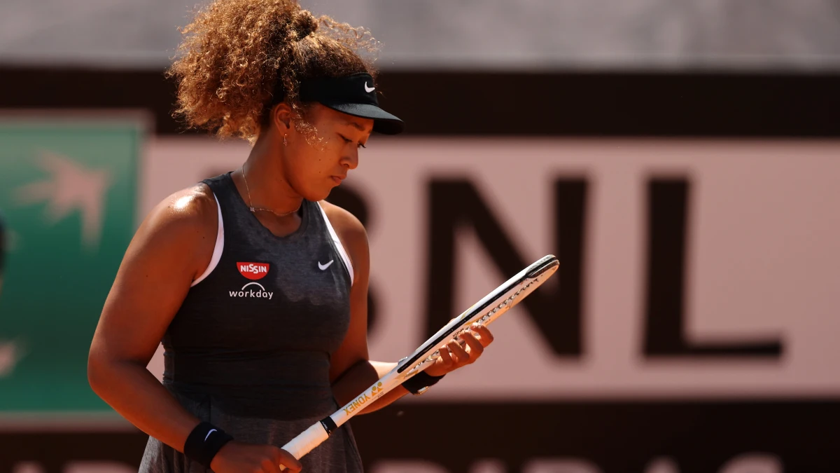 Naomi Osaka mira a su raqueta