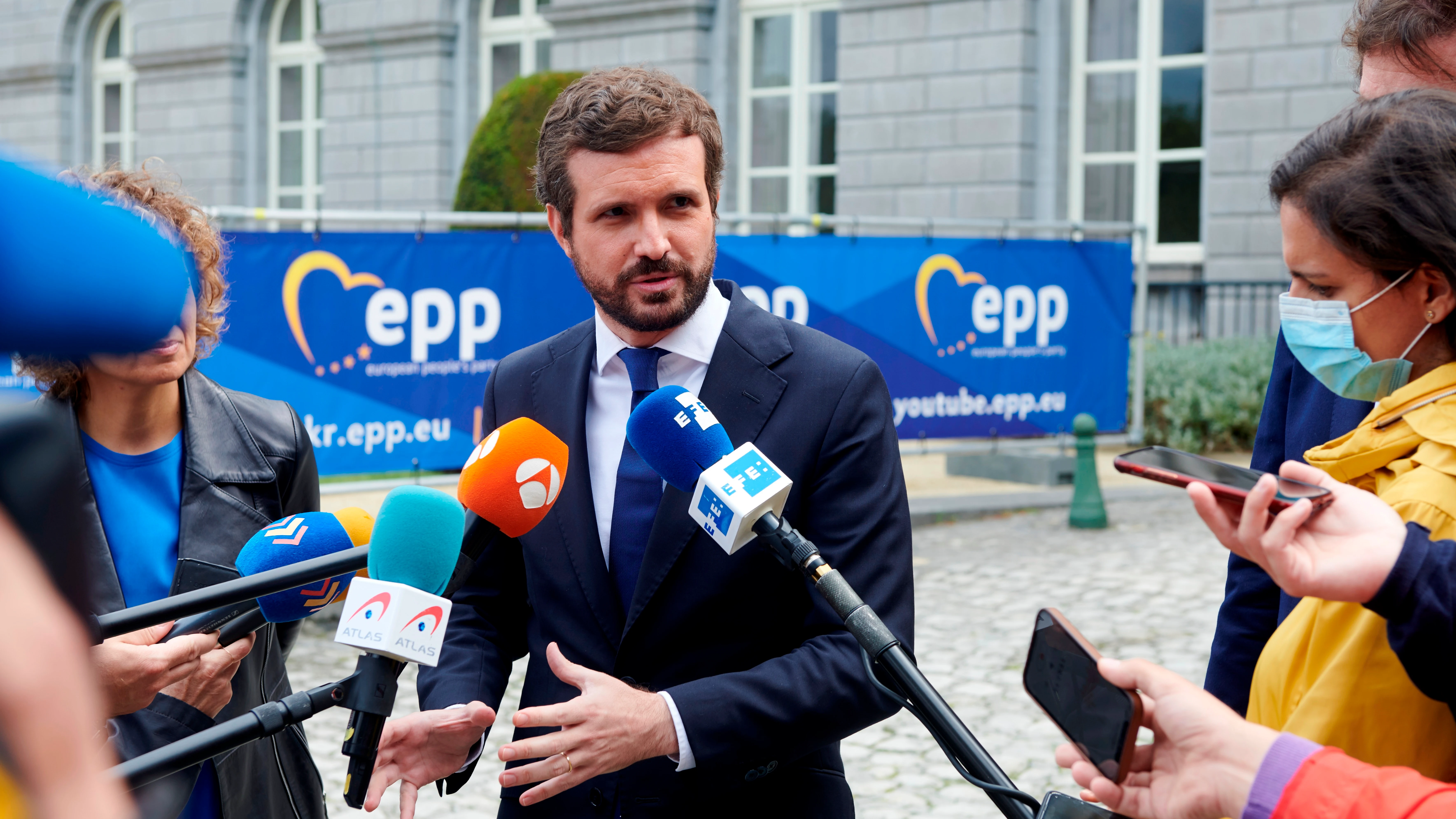 El presidente del Partido Popular, Pablo Casado, atiende a los medios