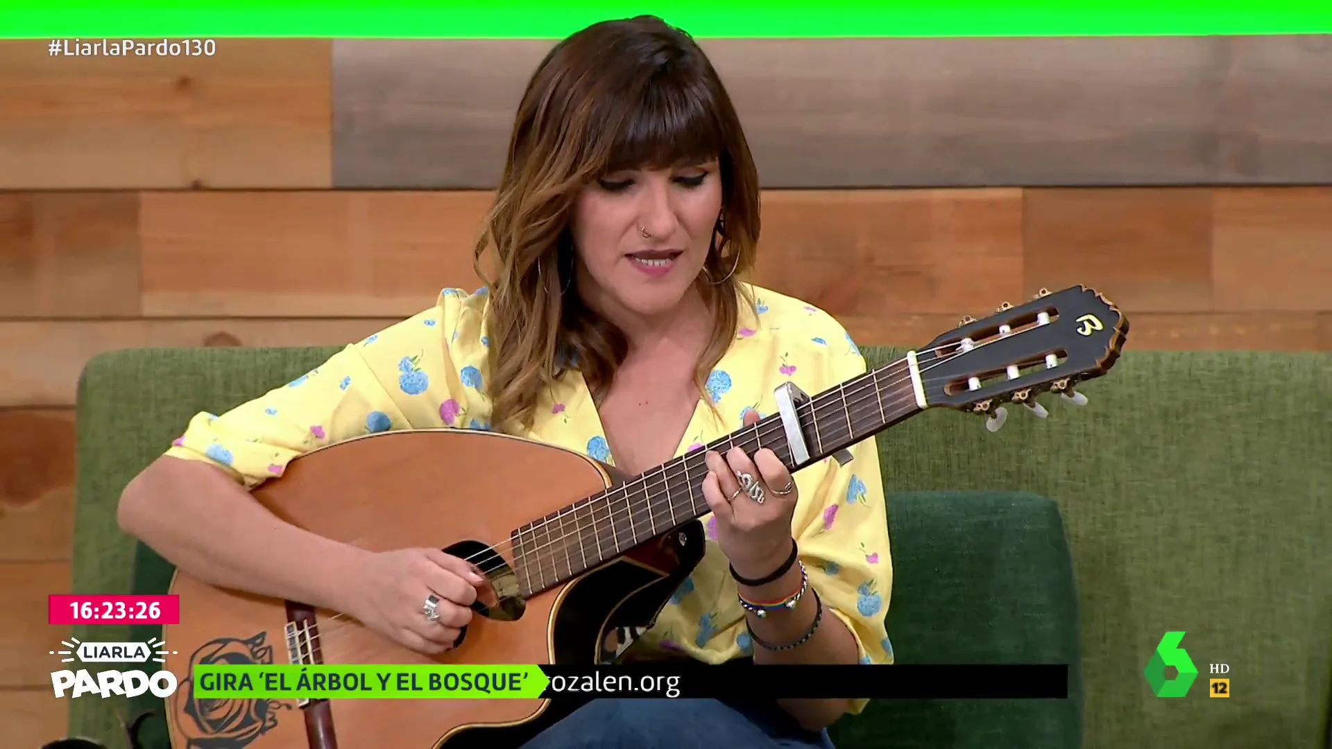 Rozalen canta en directo 'A tu vida': esta es su emocionante actuación en el plató de Liarla Pardo